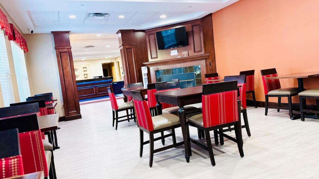 | Comfort Inn & Suites Scarborough
