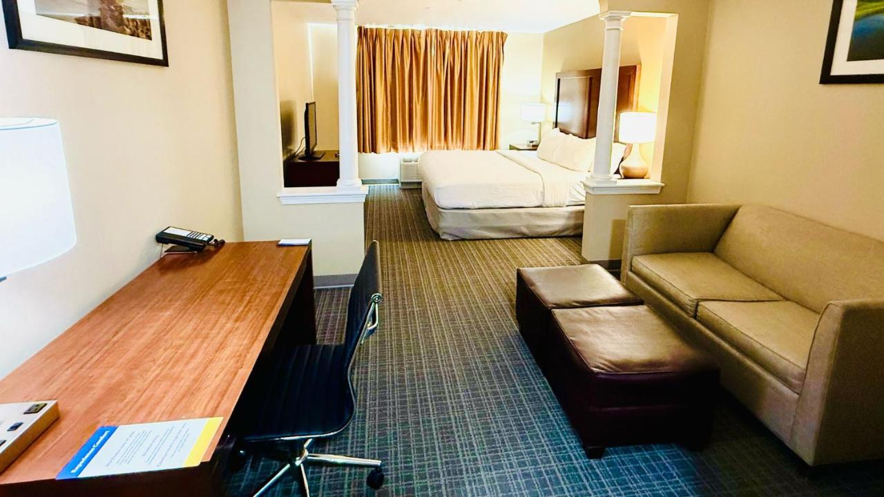 | Comfort Inn & Suites Scarborough