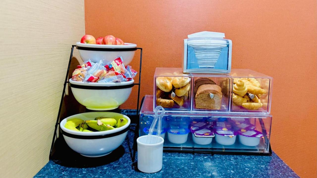 | Comfort Inn & Suites Scarborough