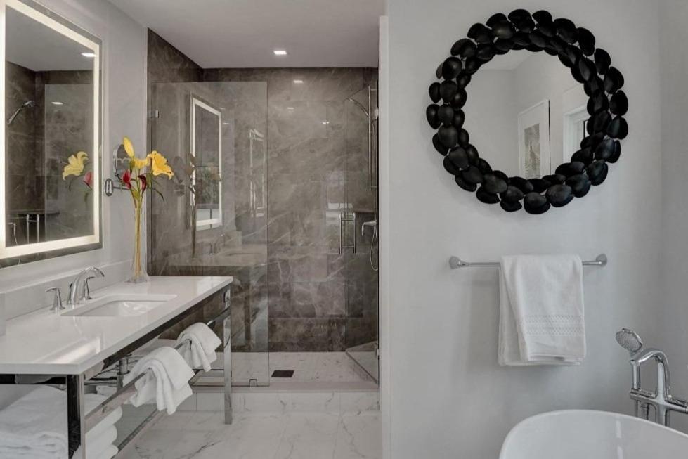  | The Pillars Hotel & Club
