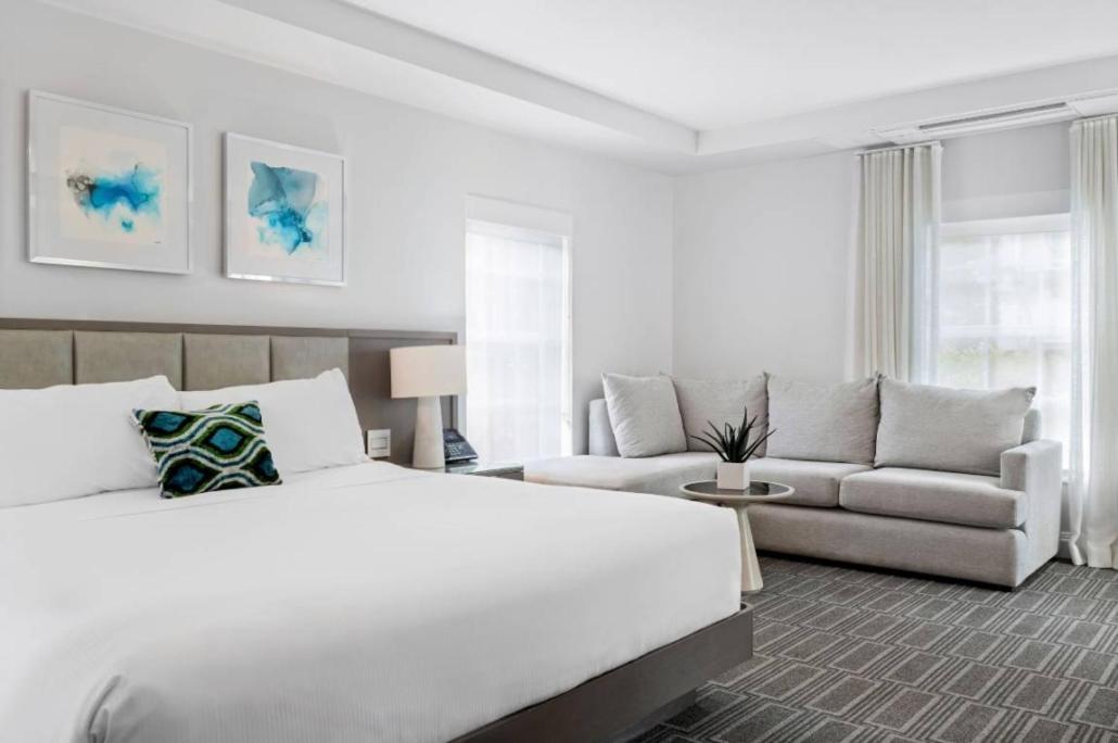  | The Pillars Hotel & Club