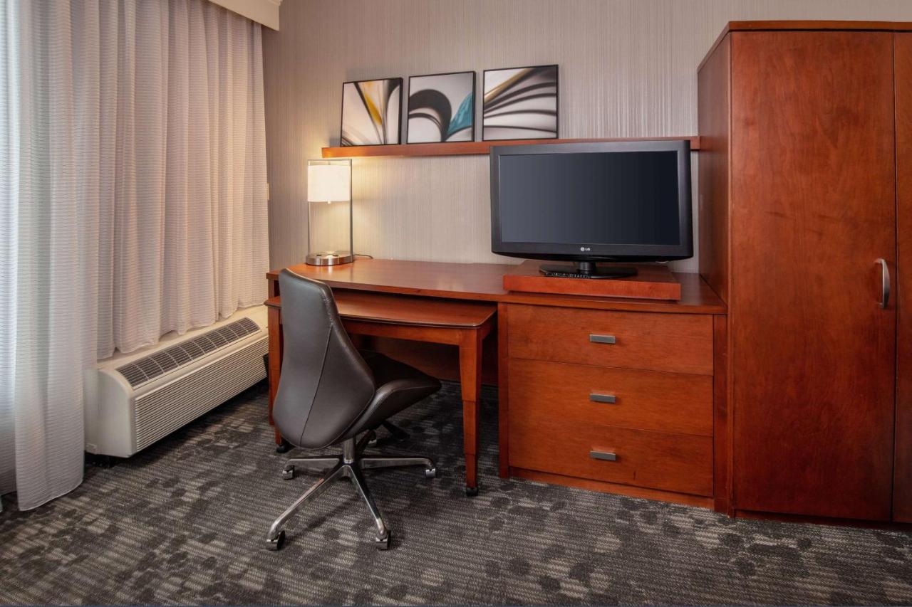 Deluxe King Room with Balcony and Courtyard View at Sonesta Select Newark Christiana Mall