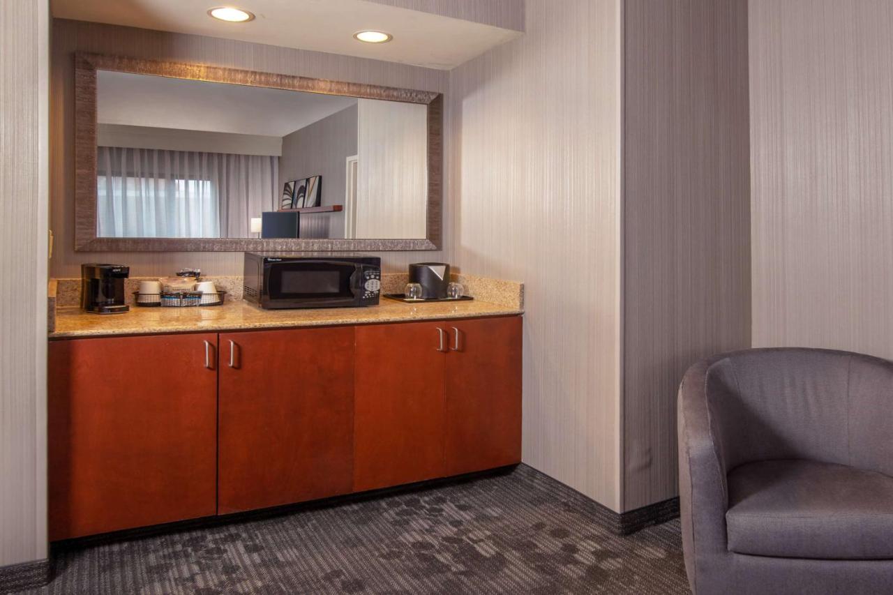 One-Bedroom King Suite with Tub- Mobility Accessible at Sonesta Select Newark Christiana Mall