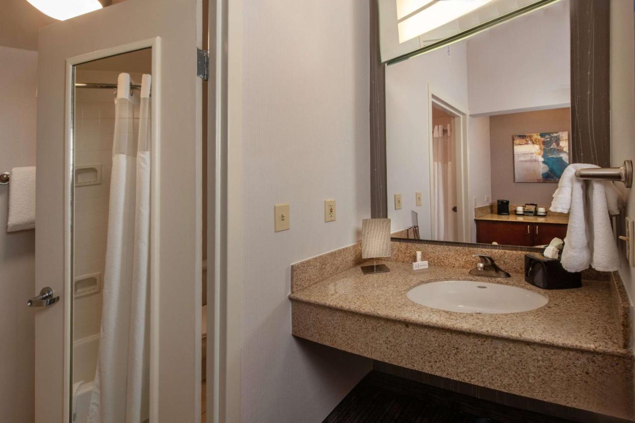 Deluxe King Room with Balcony and Courtyard View at Sonesta Select Newark Christiana Mall
