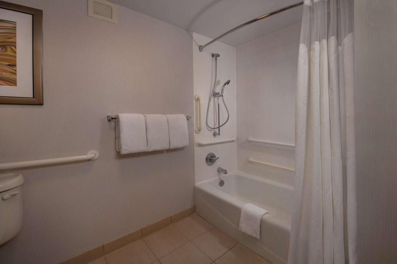 Deluxe Queen Room with Two Queen Beds and Tub - Mobility Accessible at Sonesta Select Newark Christiana Mall