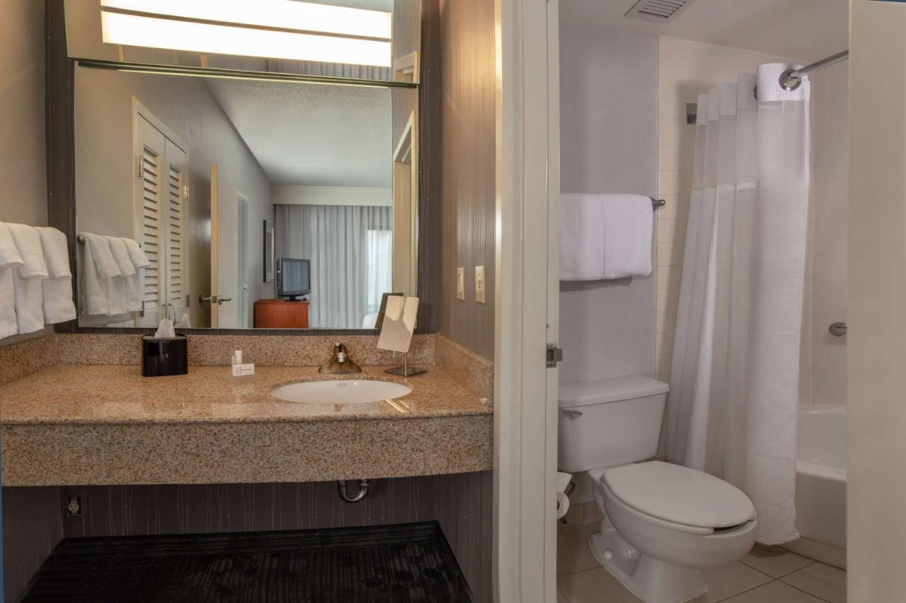 One-Bedroom King Suite with Tub- Mobility Accessible at Sonesta Select Newark Christiana Mall
