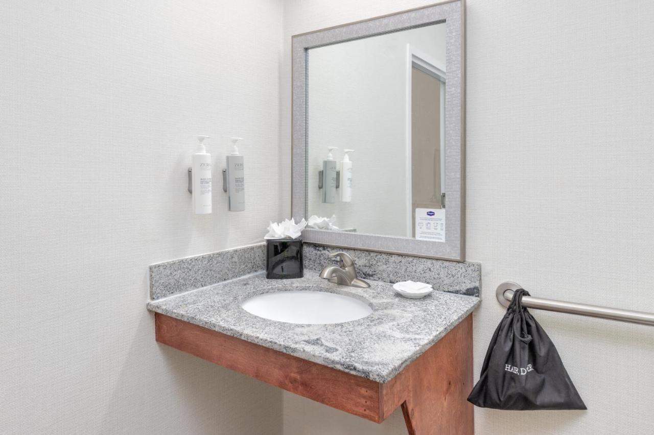 King Room with Accesible Bath Tub - Non-Smoking at Hampton Inn Phoenix-Midtown-Downtown Area