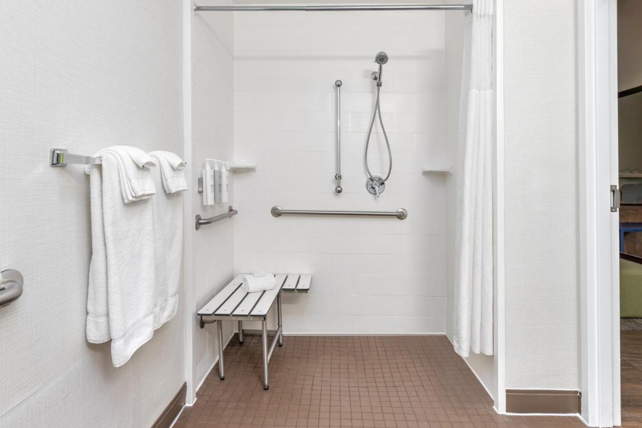 King Room with Accesible Bath Tub - Non-Smoking at Hampton Inn Phoenix-Midtown-Downtown Area