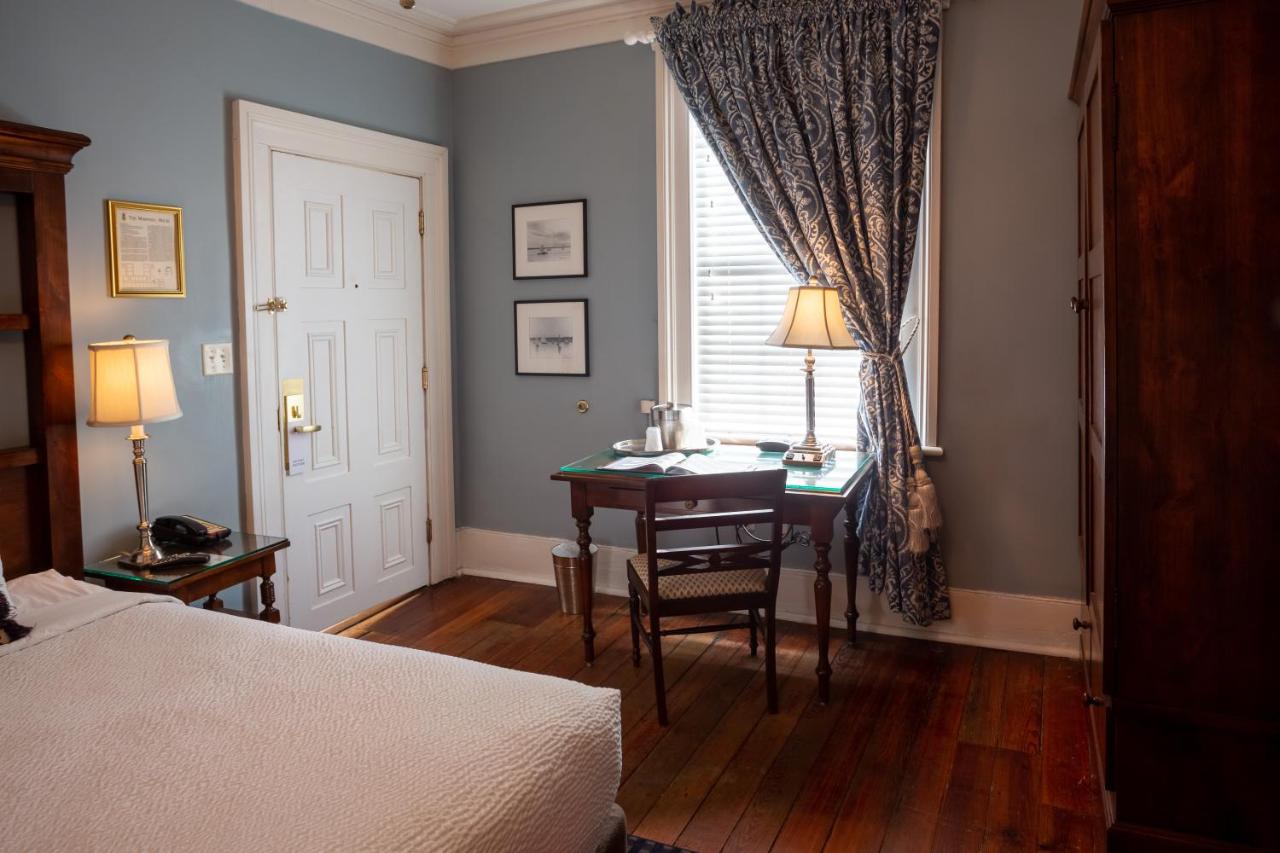 Classic Queen Room at The Marshall House, Historic Inns of Savannah