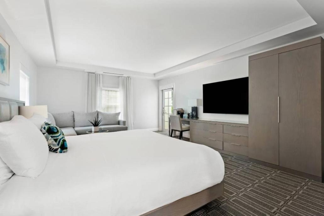  | The Pillars Hotel & Club