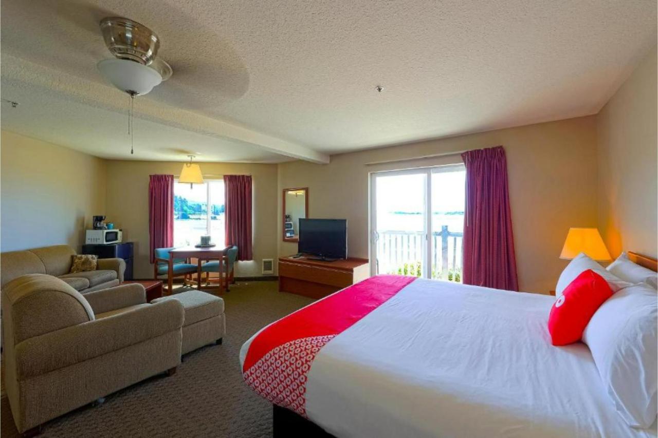 King Room with Jetted Tub - Ocean view at Siletz Bay Beachfront Hotel by OYO Lincoln City