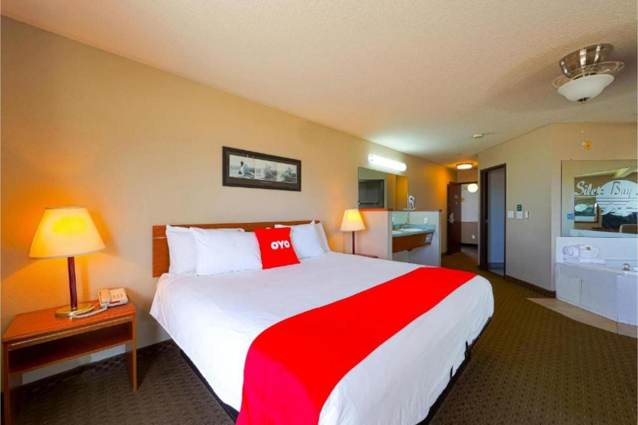 King Room with Jetted Tub - Ocean view at Siletz Bay Beachfront Hotel by OYO Lincoln City