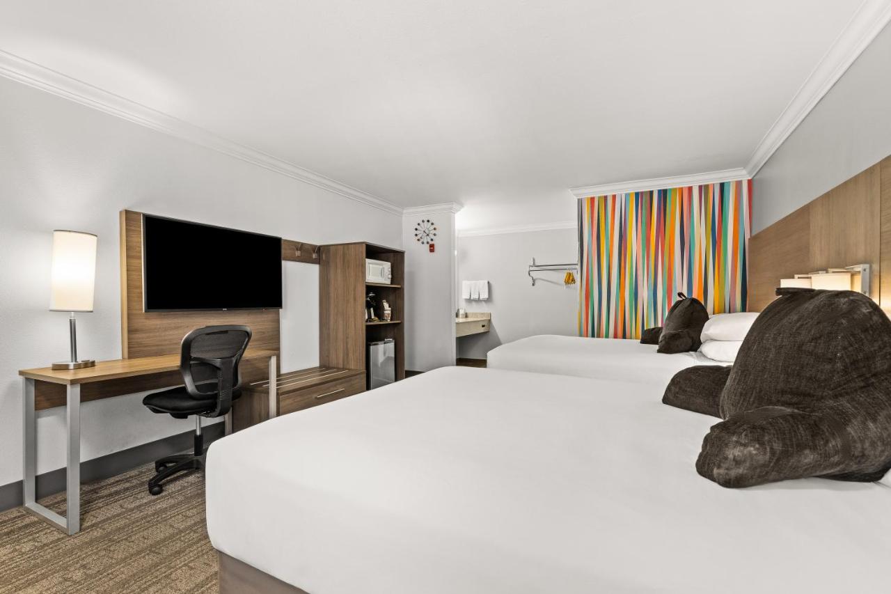 Queen Room with Two Queen Beds - Non-Smoking at Signature Temecula