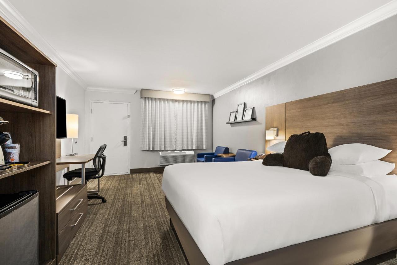 Queen Room - Disability Access/Non-Smoking at Signature Temecula
