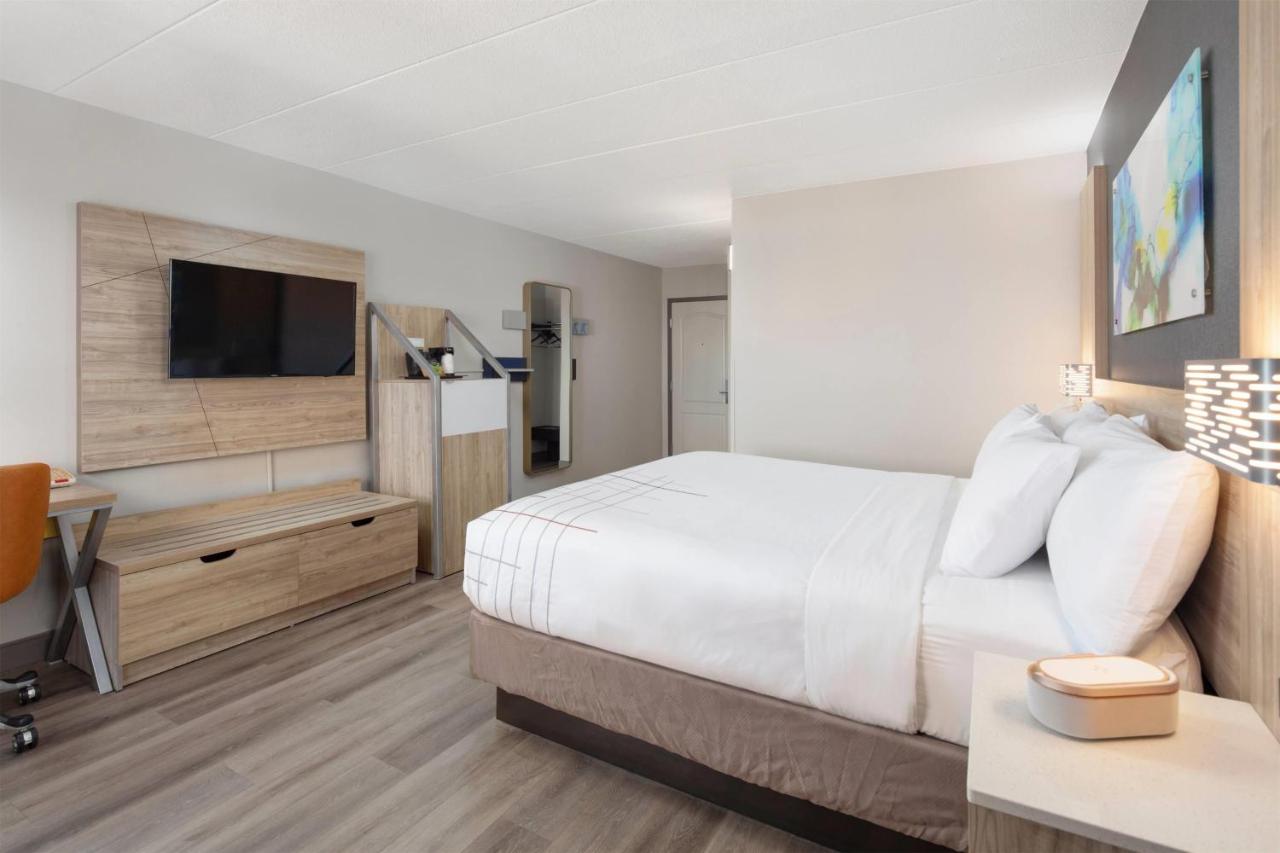 King Room - Mobility Access/Non-Smoking at La Quinta Inn & Suites by Wyndham Lexington Park - Patuxent
