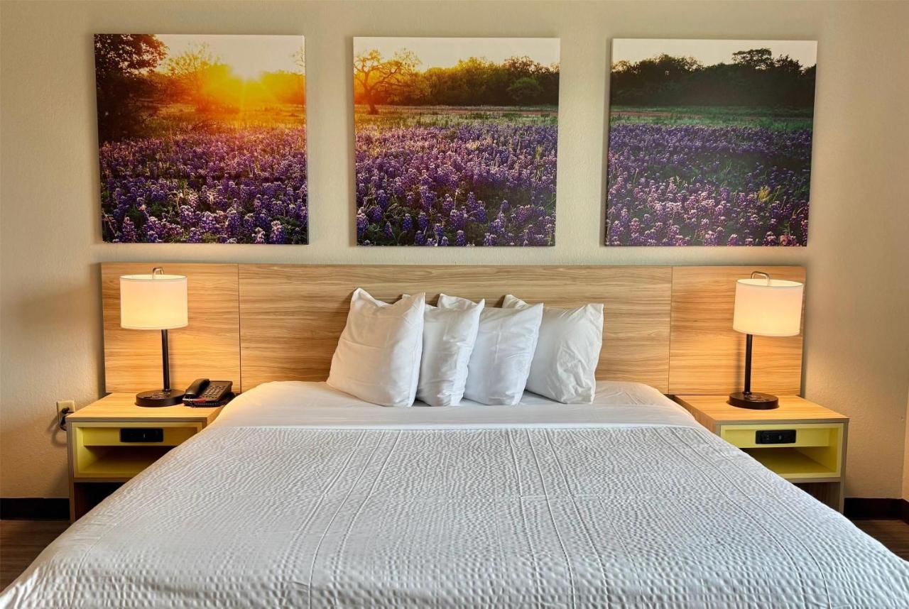 Studio King Suite - Mobility Access/Non-Smoking at Days Inn & Suites by Wyndham Houston / West Energy Corridor