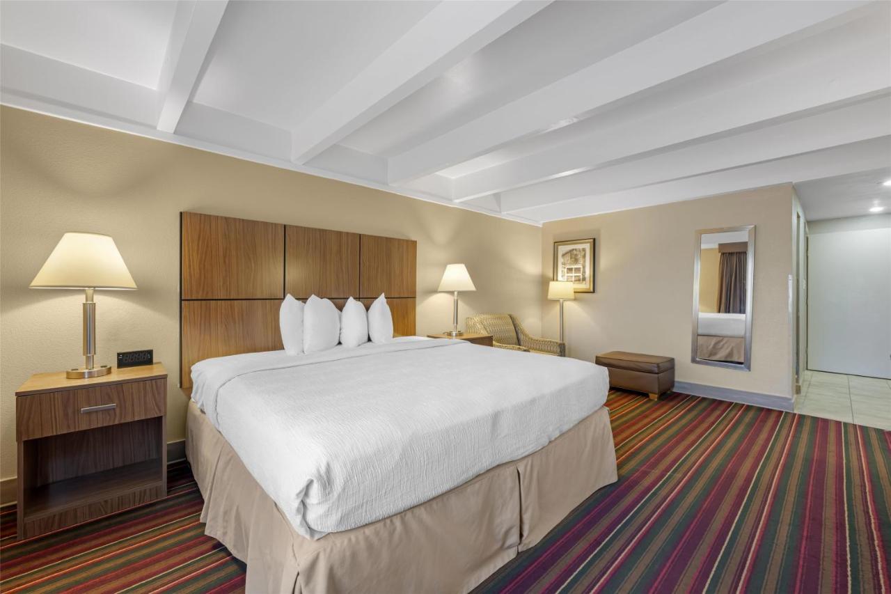 King Room with Roll-in Shower - Disability Access/Non-Smoking at Best Western El Rancho Palacio