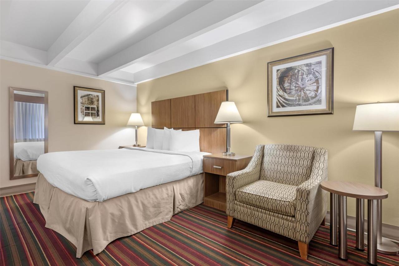 King Room with Bathtub - Disability Access/Non-Smoking at Best Western El Rancho Palacio