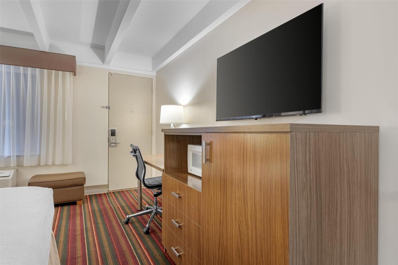 King Room with Bathtub - Disability Access/Non-Smoking at Best Western El Rancho Palacio