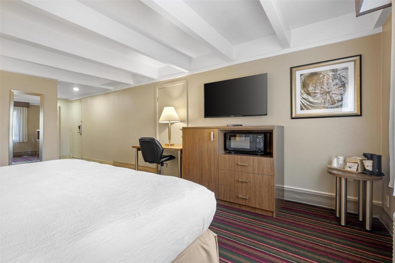 King Room with Roll-in Shower - Disability Access/Non-Smoking at Best Western El Rancho Palacio
