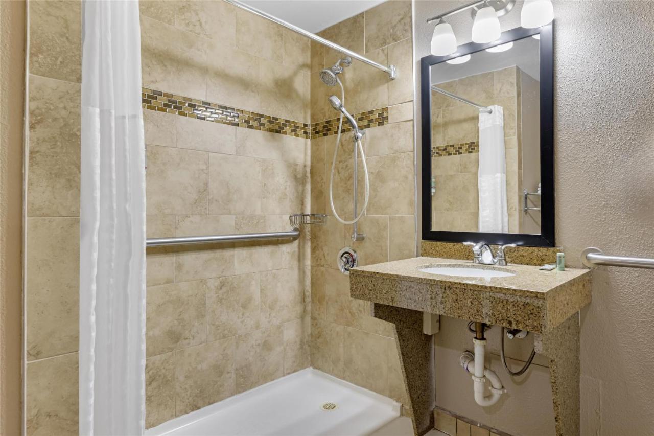 King Room with Roll-in Shower - Disability Access/Non-Smoking at Best Western El Rancho Palacio