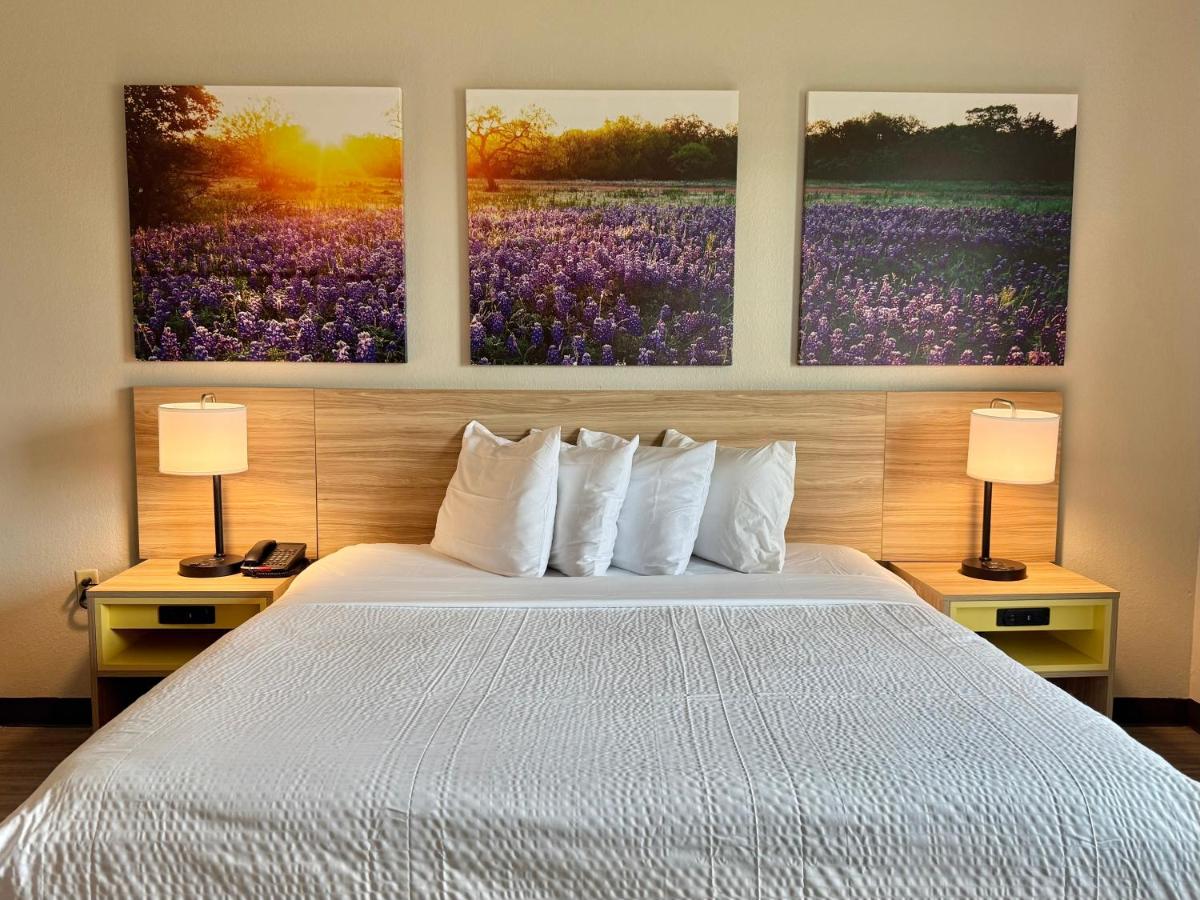 Studio King Suite - Mobility Access/Non-Smoking at Days Inn & Suites by Wyndham Houston / West Energy Corridor