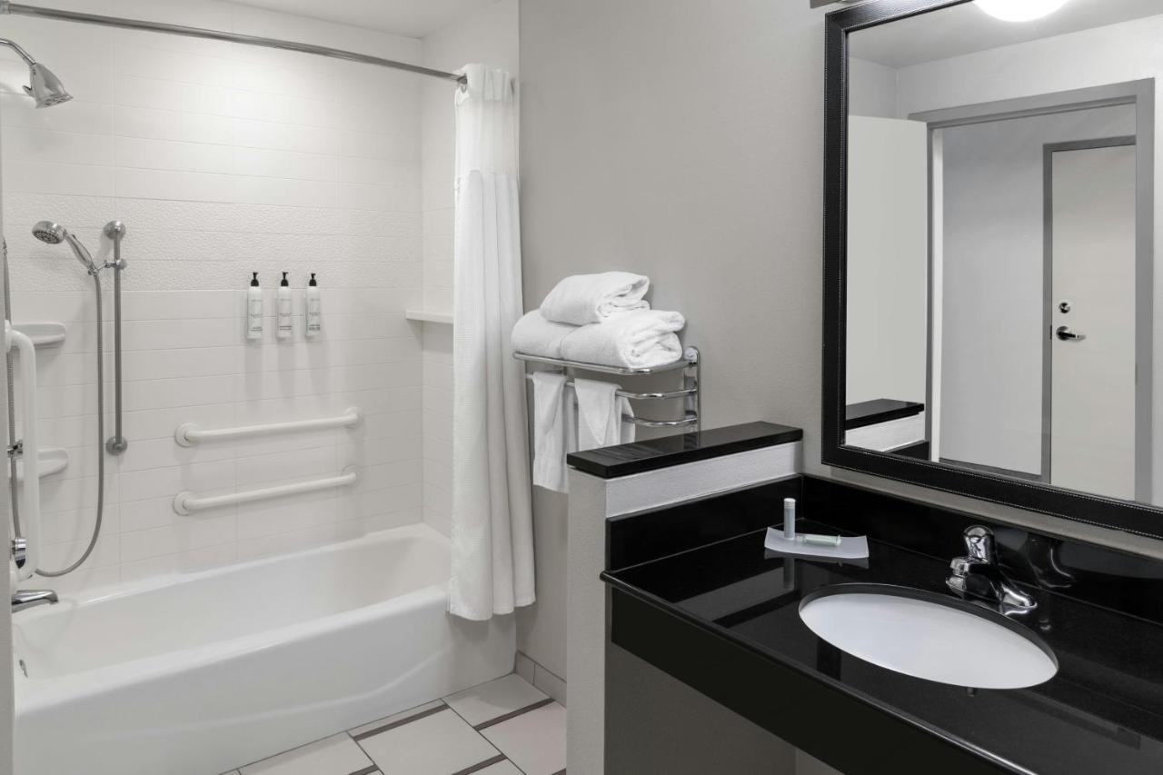 | Fairfield Inn and Suites by Marriott Calhoun