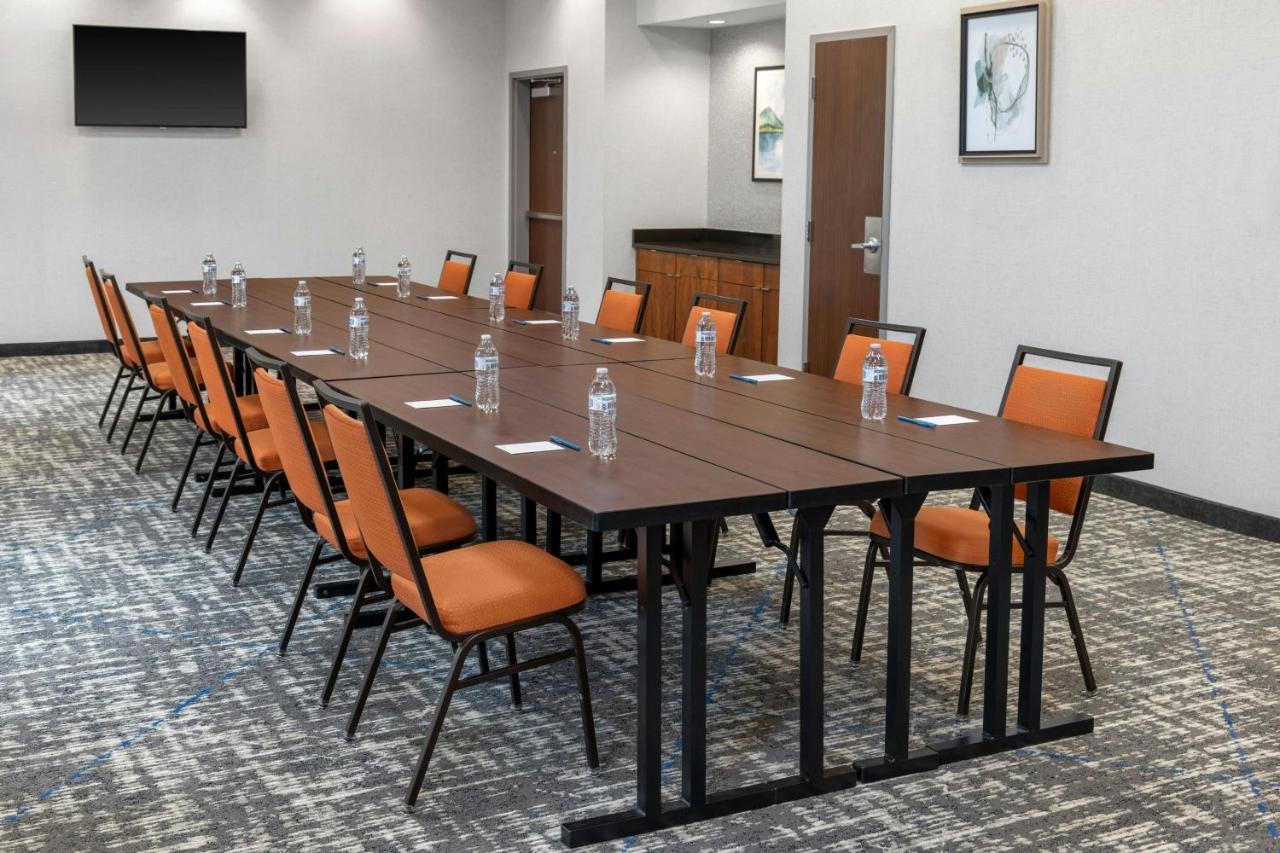 | Fairfield Inn and Suites by Marriott Calhoun