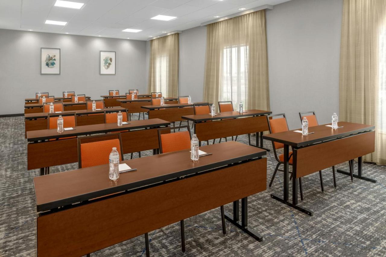 | Fairfield Inn and Suites by Marriott Calhoun