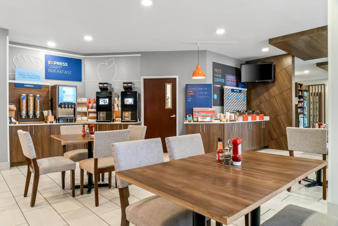 | Holiday Inn Express Lapeer, an IHG Hotel