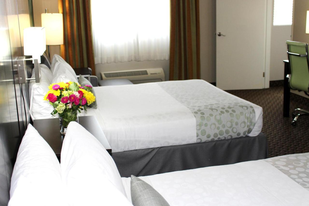 Queen Room with Two Queen Beds with Bath Tub - Disability Access at Best Western Plus La Mesa San Diego
