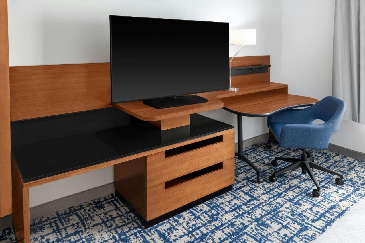 | Fairfield Inn and Suites by Marriott Calhoun