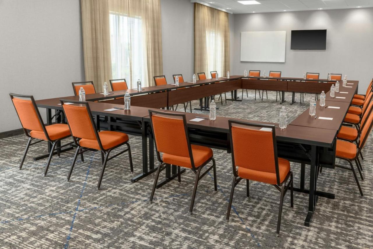 | Fairfield Inn and Suites by Marriott Calhoun