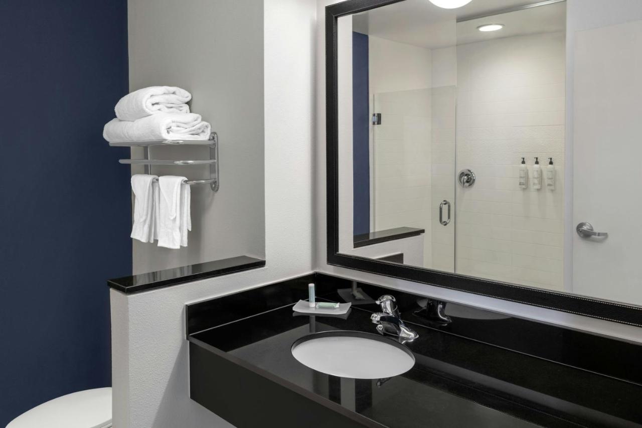 | Fairfield Inn and Suites by Marriott Calhoun