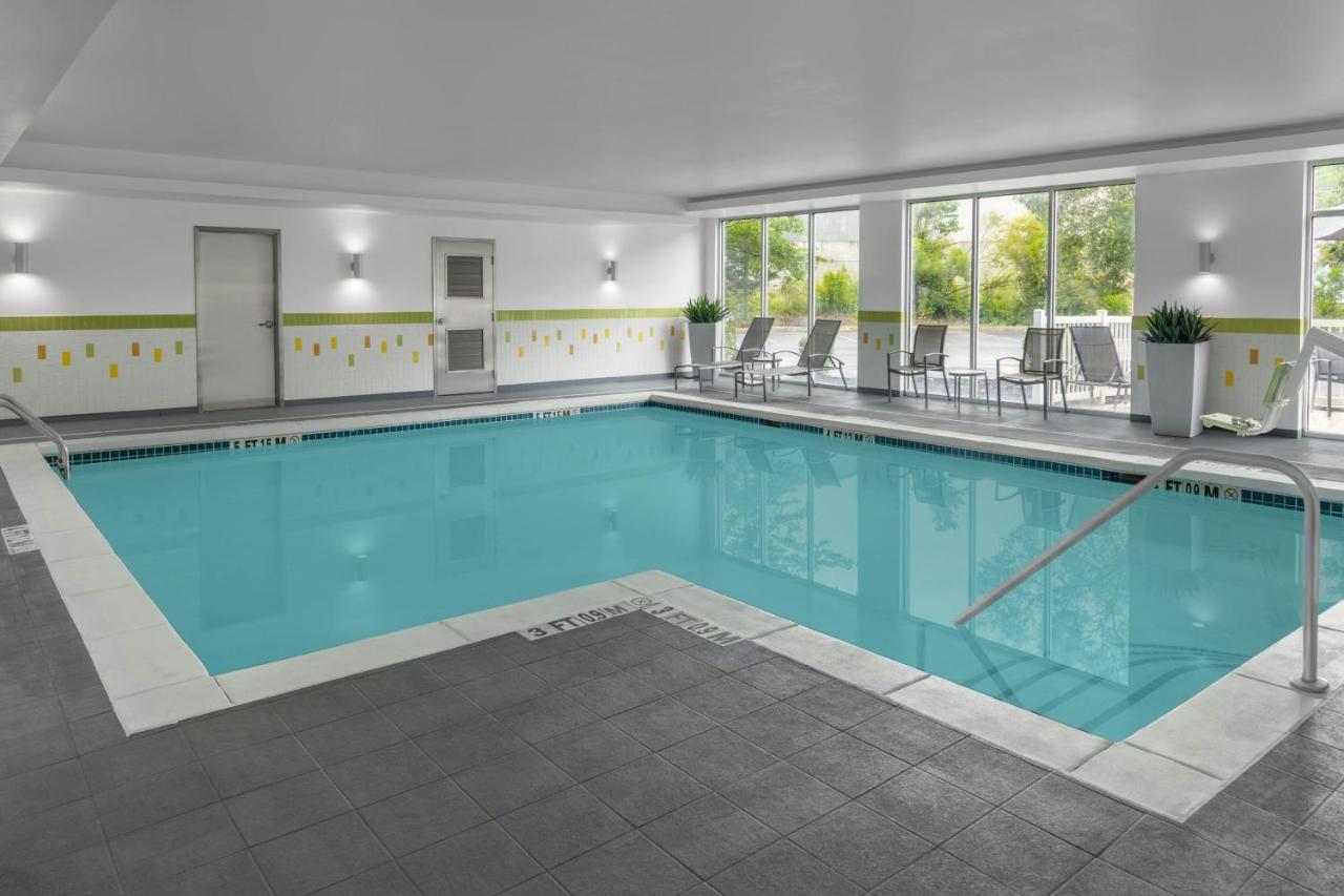 | Fairfield Inn and Suites by Marriott Calhoun