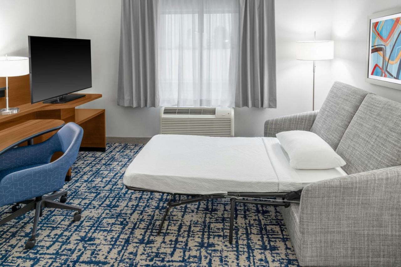 | Fairfield Inn and Suites by Marriott Calhoun