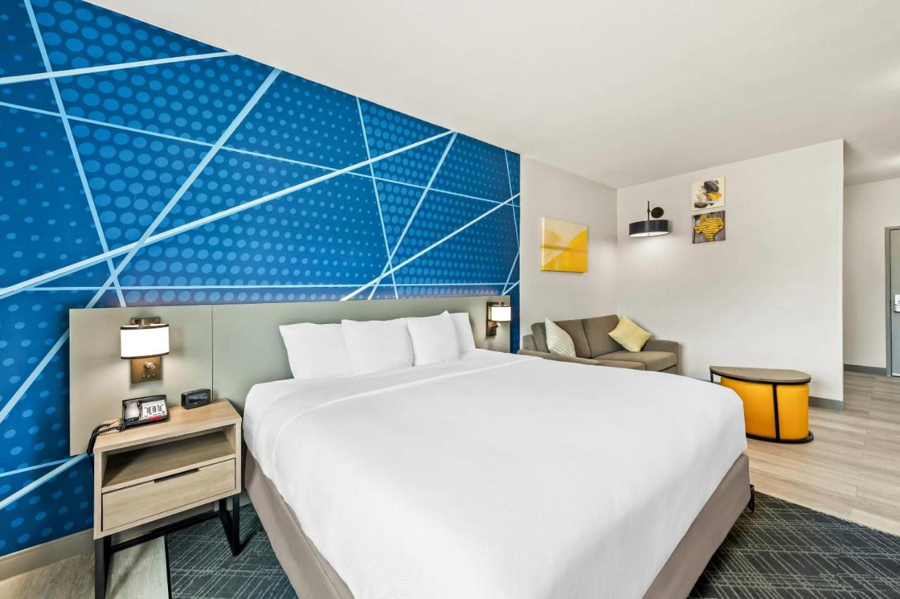 King Suite - Accessible/Non-Smoking at Comfort Suites Longview North