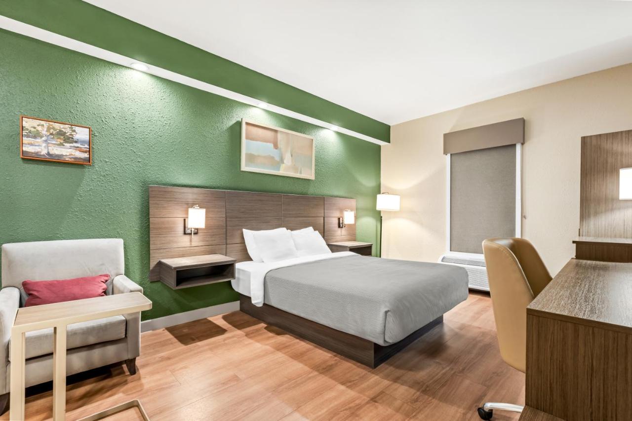Queen Room - Non-Smoking at Quality Inn Pooler - Savannah I-95