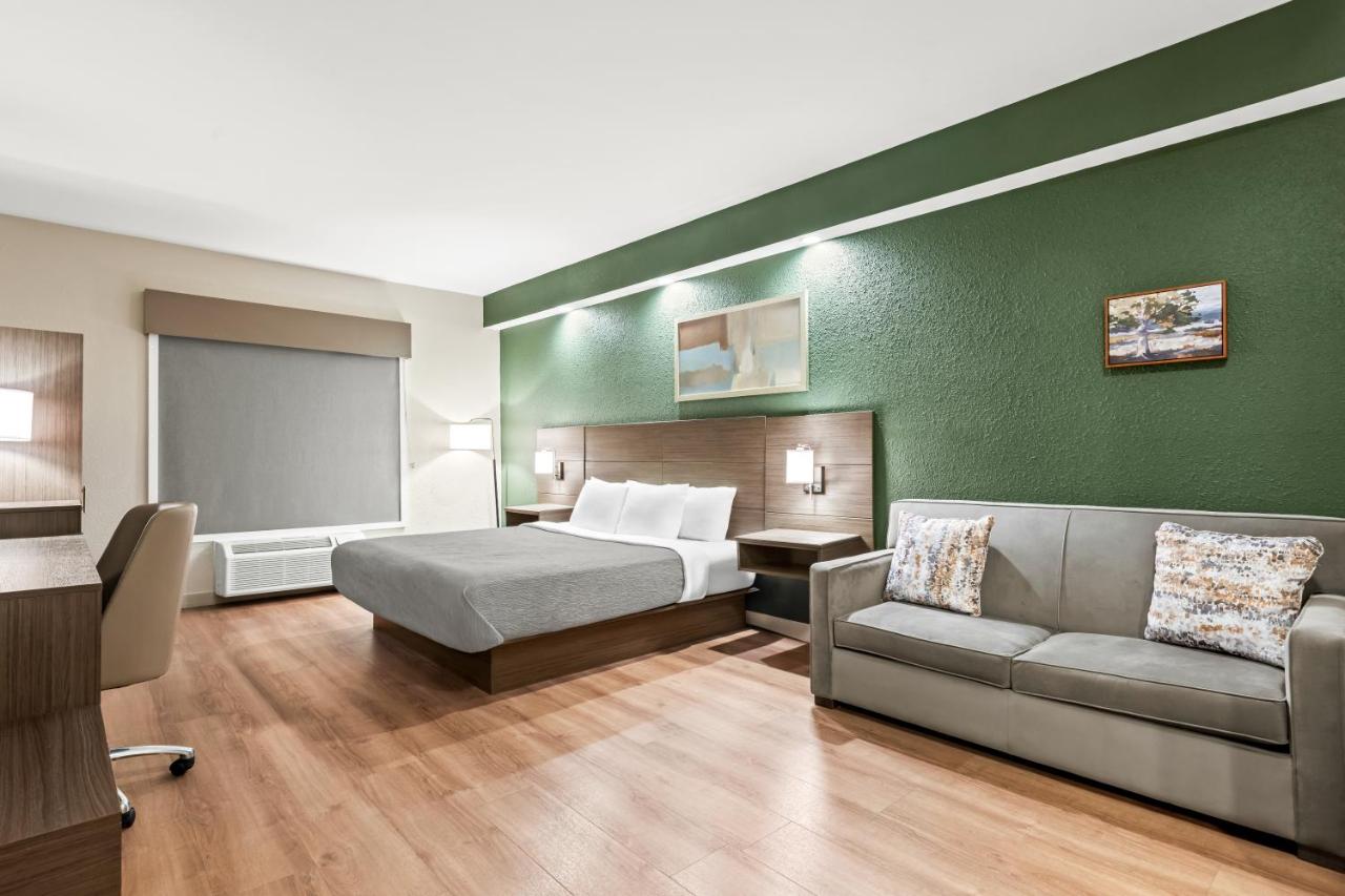 King Suite - Accessible/Non-Smoking at Quality Inn Pooler - Savannah I-95
