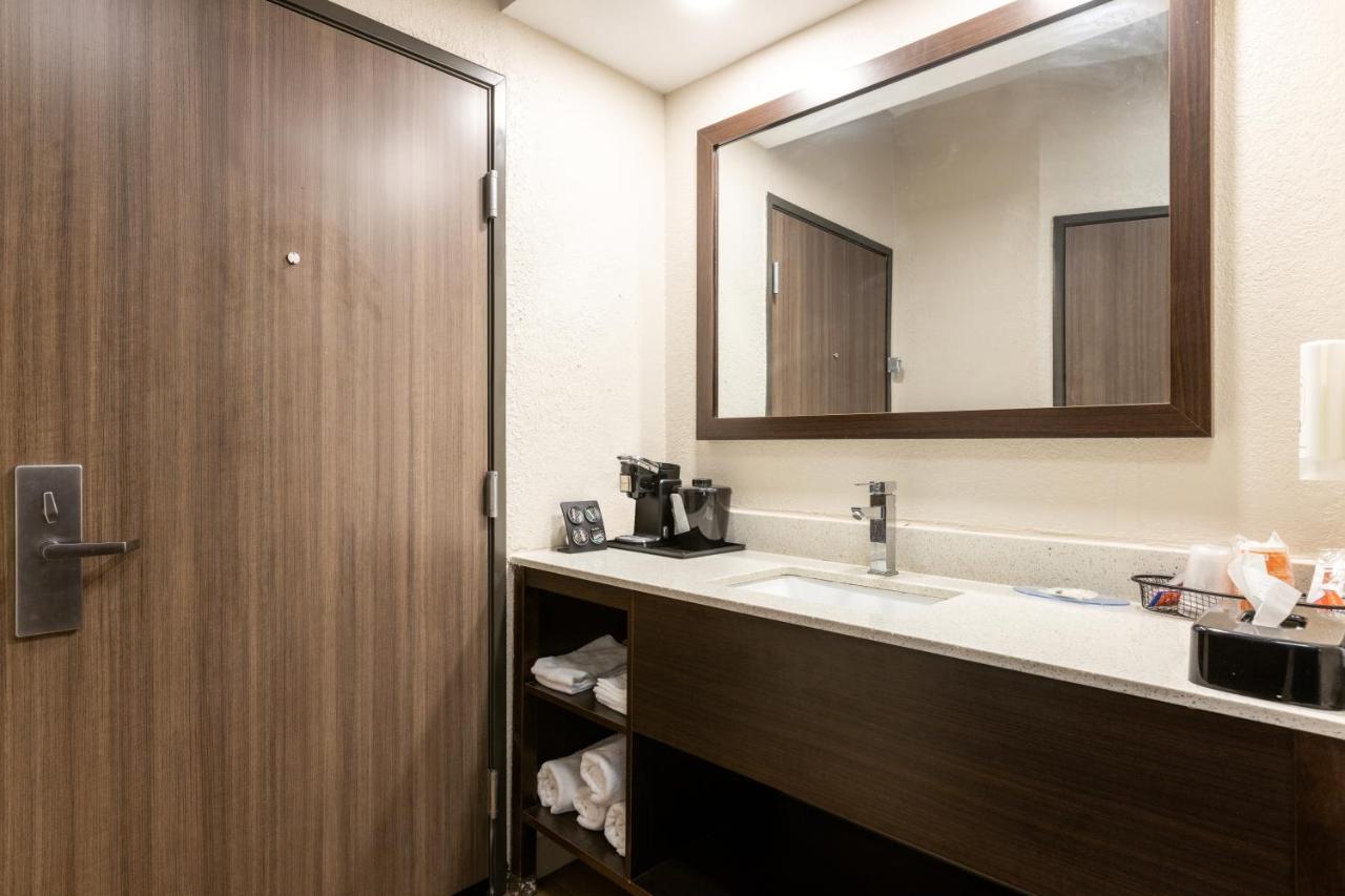 Queen Room - Non-Smoking at Quality Inn Pooler - Savannah I-95