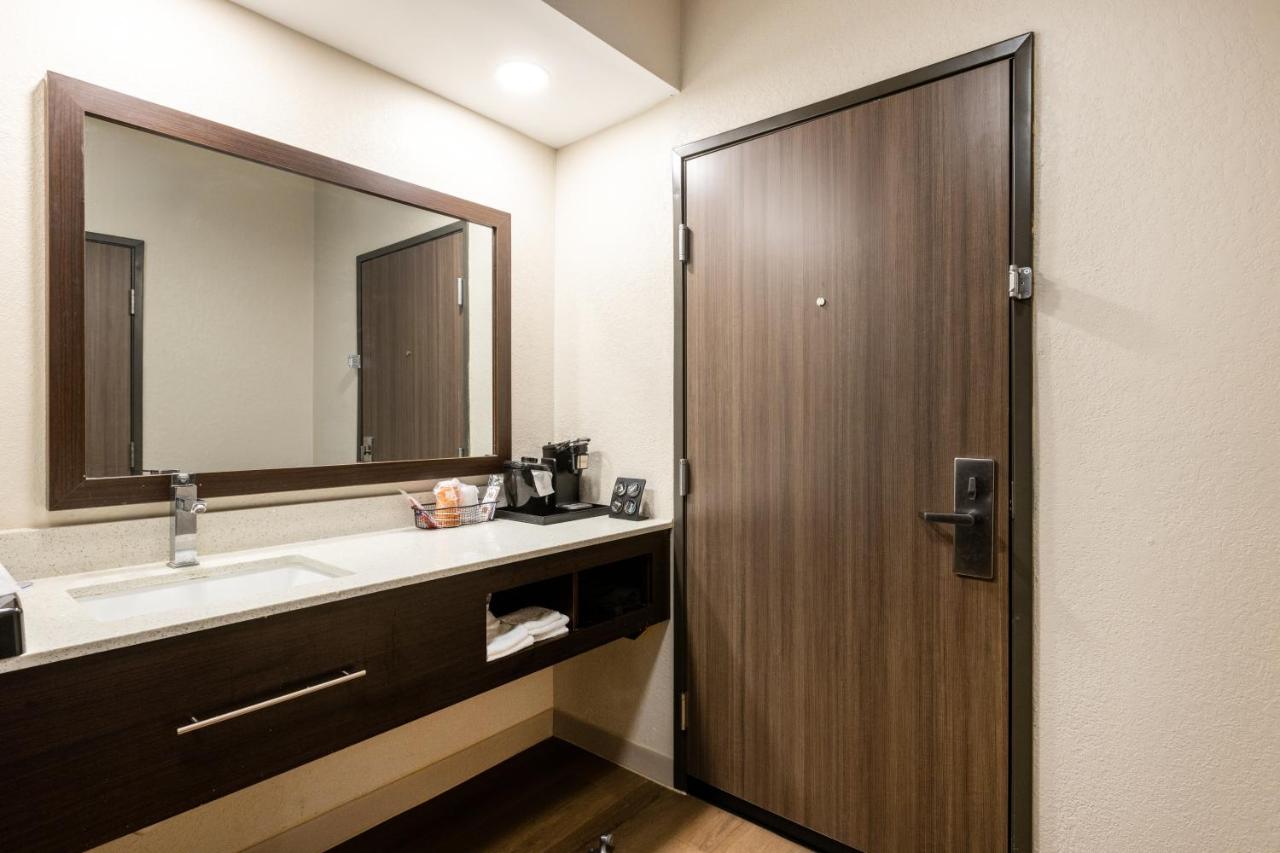 King Suite - Accessible/Non-Smoking at Quality Inn Pooler - Savannah I-95
