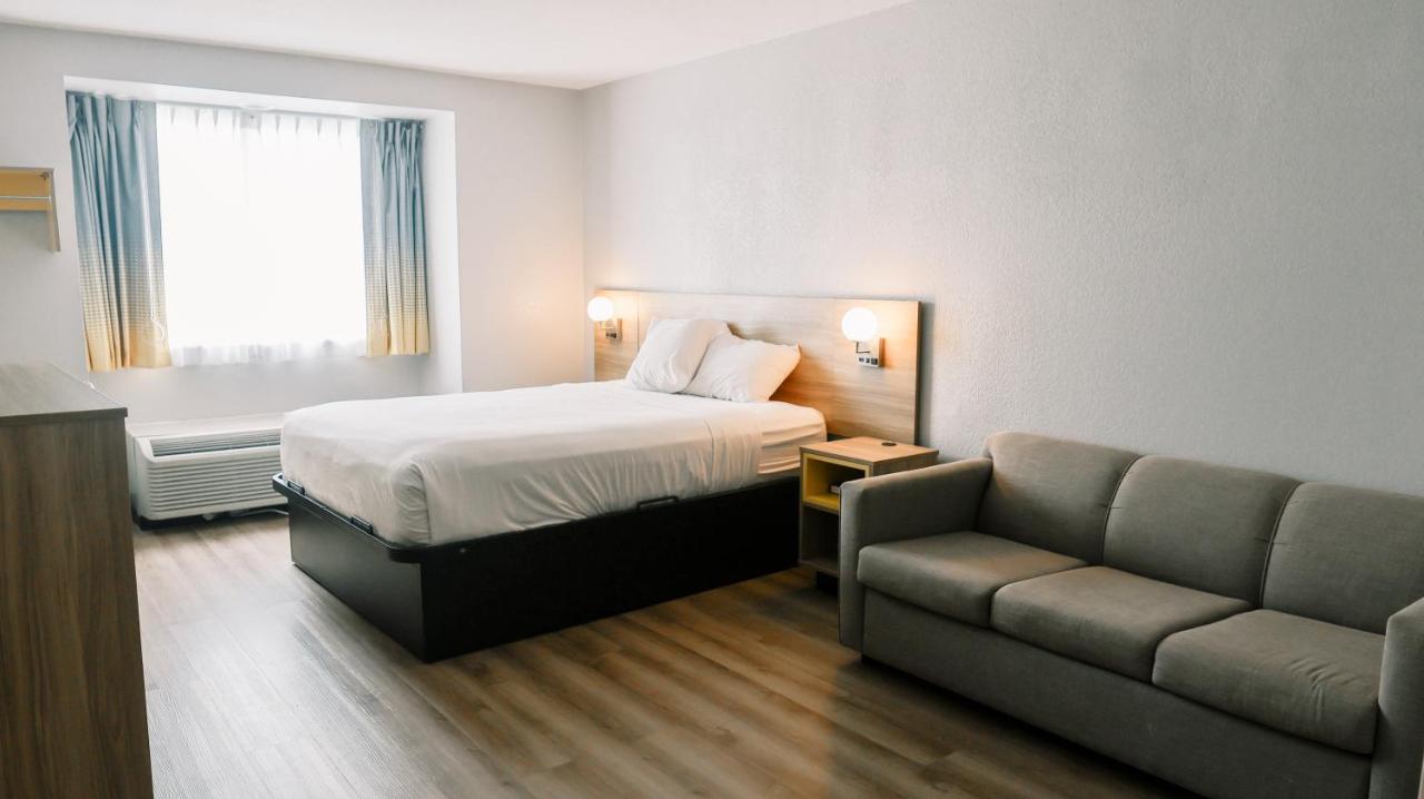 Queen Studio Suite - Mobility Access/Non-Smoking at Microtel Inn & Suites by Wyndham Gulf Shores