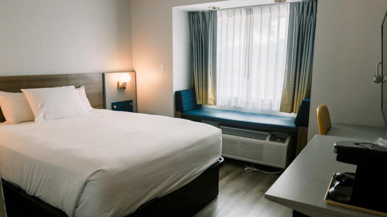 Queen Room - Non-Smoking at Microtel Inn & Suites by Wyndham Gulf Shores
