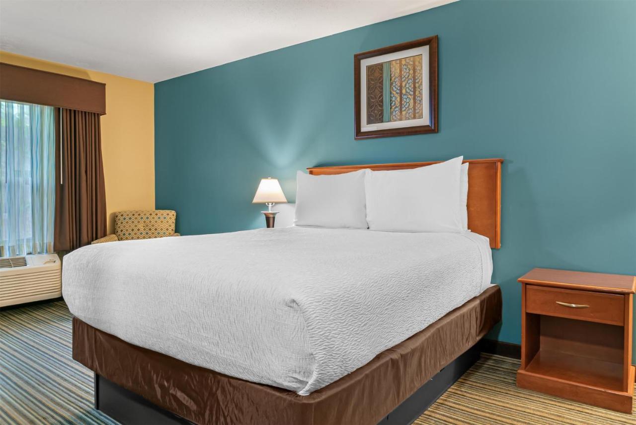 Queen Room at Best Western Plus Traverse City