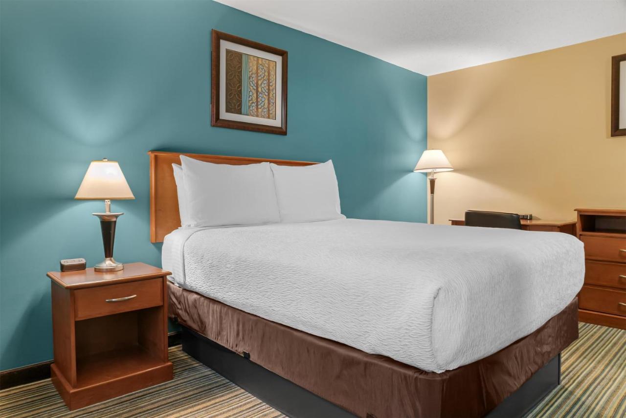 Queen Room at Best Western Plus Traverse City