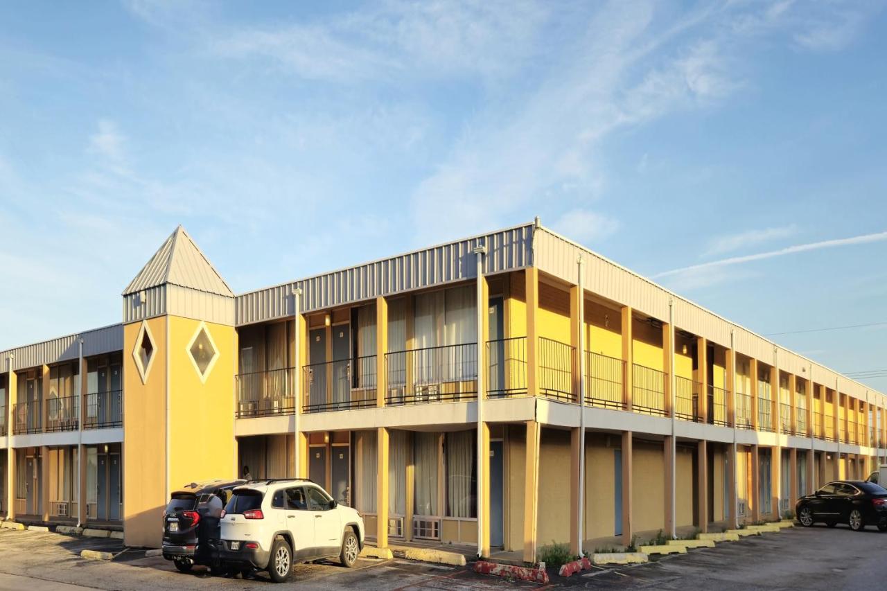 | Castle Inn & Suites
