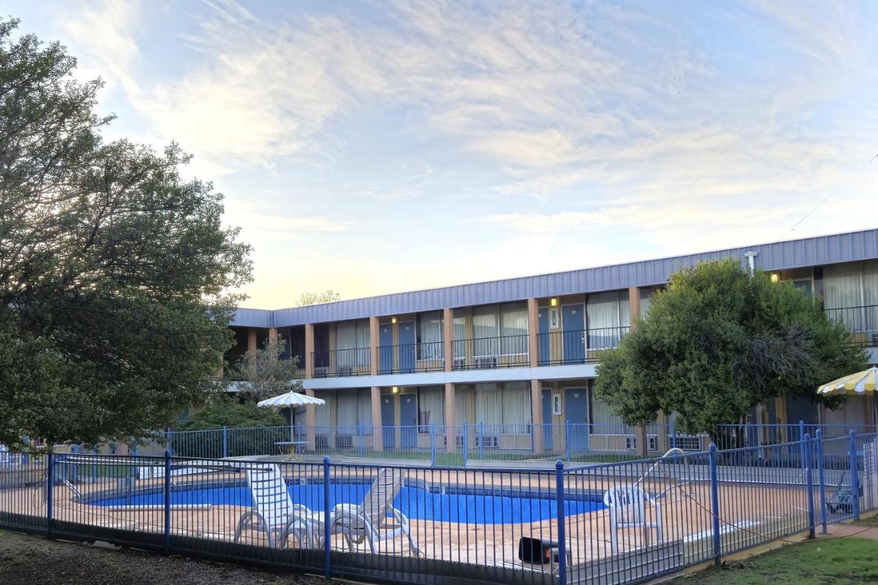 | Castle Inn & Suites