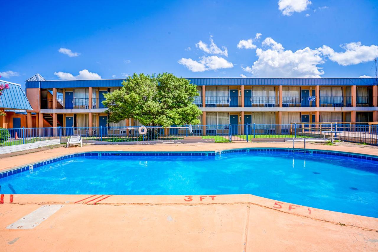 | Castle Inn & Suites