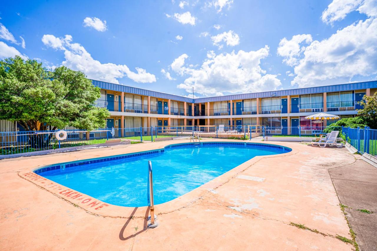 | Castle Inn & Suites