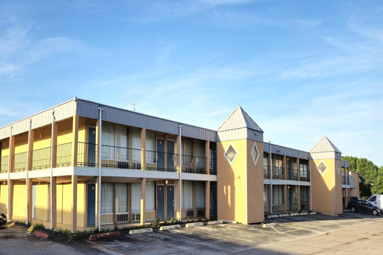 | Castle Inn & Suites